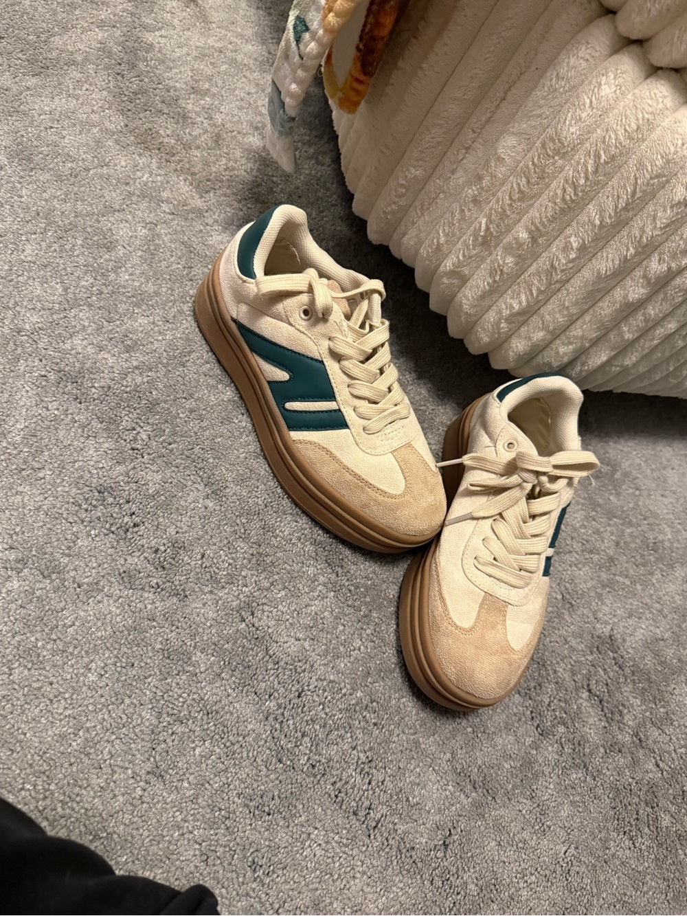Cream and green Low-Top Casual Sneakers